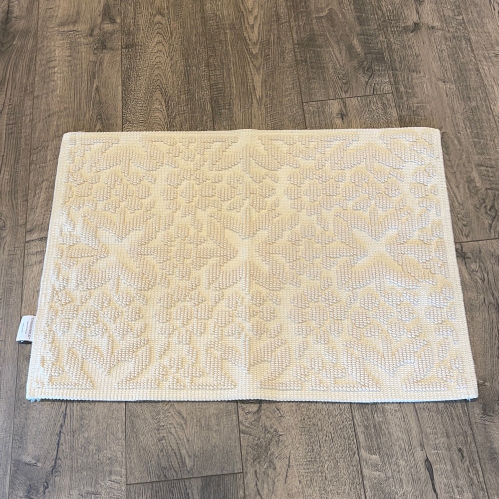 Threshold 2x3 Rug -NWOT